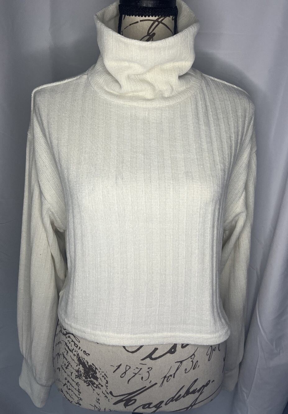 Altar’d State Long Sleeved Turtleneck Pullover Sweater Cream Women’s Size XS